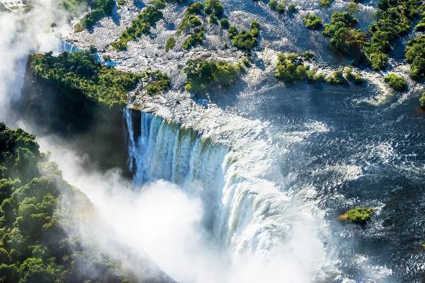 Chutes Victoria : Une aventure au cœur de la nature sauvage africaine