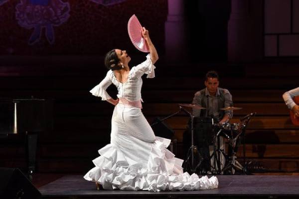 Pop et flamenco dans un vidéoclip qui fait tomber les barrières